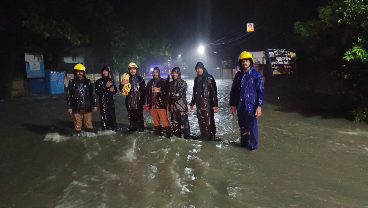 தென்காசிமாவட்டத்தில் வரலாறு காணாத கனமழை - குளம் உடைந்து தேசிய நெடுஞ்சாலையை சூழ்ந்த வெள்ளம்.